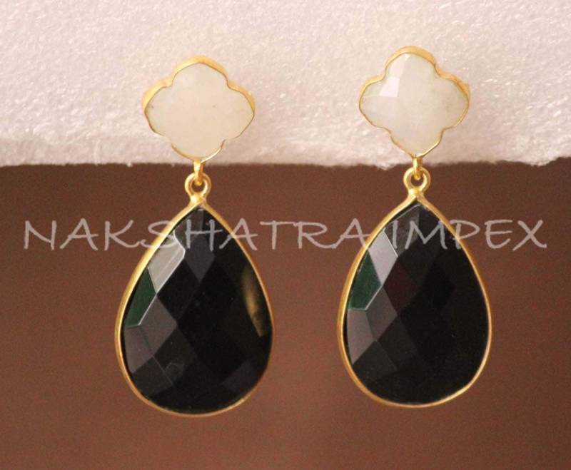 Regenbogen Mondstein Klee & Schwarzer Onyx Birne Briolette 925 Sterlingsilber Gold Plattiert Post-Ohrringe von NAKSHATRAIMPEX