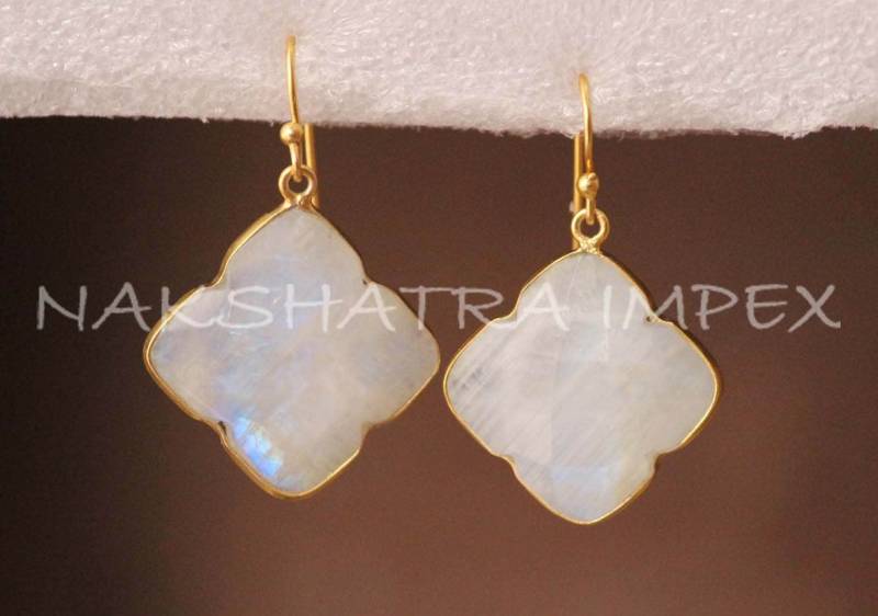 Regenbogen Mondstein Kleeblatt Briolette 925 Sterling Silber Vergoldet Ohrhaken - Blauer Blitz Ohrhaken Baumelnd Lange Ohrringe Set von NAKSHATRAIMPEX