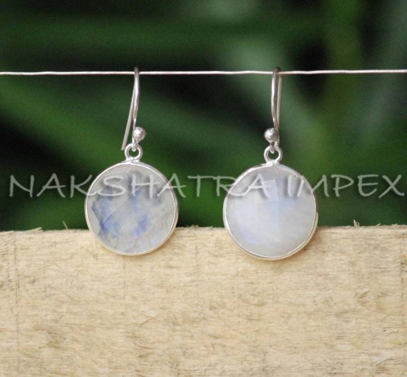 Regenbogen Mondstein Ohrringe. Natürlicher Ohrhaken, Weißer Stein 925 Sterling Silber Ohrringe, Ohrhaken von NAKSHATRAIMPEX