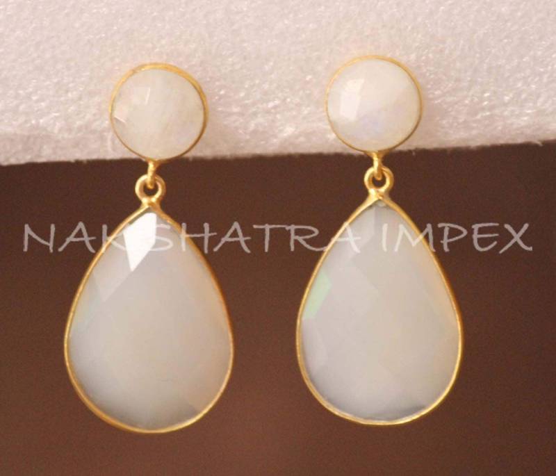 Regenbogen-Mondstein Rund & Chalcedon Birne Briolette 925 Sterlingsilber Gold Plattiert Post Ohrringe von NAKSHATRAIMPEX