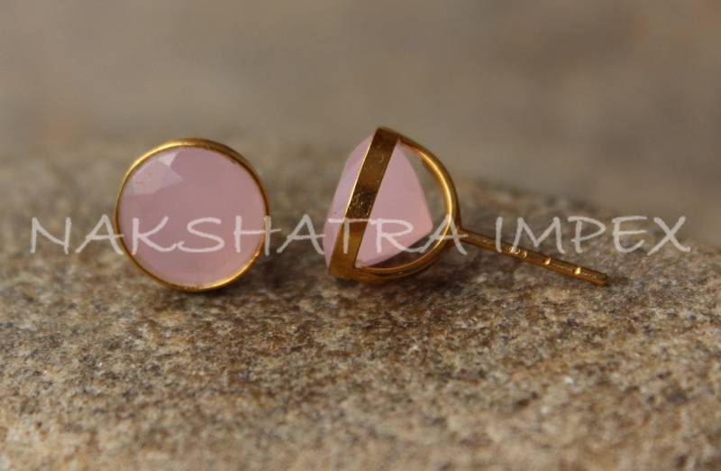 Rose Calcidony 10mm Rund Facettiert 925 Sterlingsilber Gold Plattiert Glatte Oberfläche Stud-Ohrring von NAKSHATRAIMPEX