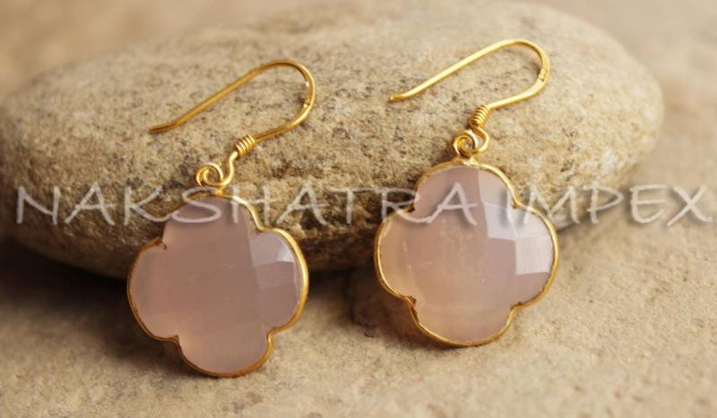 Rose Chalcedon Kleeblatt Briolette 925 Sterling Silber Vergoldet Ohrhaken - Pfirsichquarz Floral Ohrdraht Leicht Modeschmuck von NAKSHATRAIMPEX