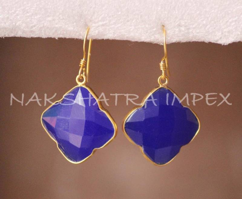 Royal Blue Quartz Kleeblatt Briolette 925 Sterling Silber Vergoldet Ohrhaken-Dunkelblau Lapisquarz Ohrhaken Set von NAKSHATRAIMPEX