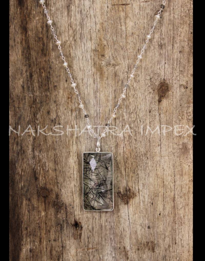 Schwarzen Rutil Quarz Rechteck Briolette Texturiert Lünette Anhänger Mit Perle & Schwarzen Perlen Gold Vergoldete Kette-Collier-Set von NAKSHATRAIMPEX