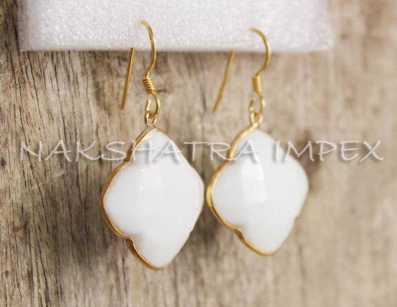 Weiße Achat Klee Briolette 925 Sterling Silber Vergoldet Ohrhaken - Look Hell Weiß Stein Ohr-Draht Baumeln Schmuck Kollektionen von NAKSHATRAIMPEX