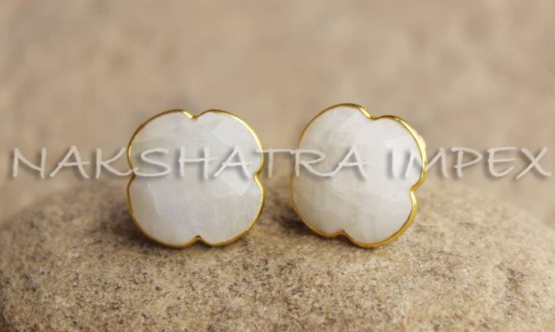 Weiße Achat Klee Briolette 925 Sterling Silber Vergoldet Ohrstecker - Schöne Weiße Blume Shaped Kalibrierte Edelstein Ohrringe Set von NAKSHATRAIMPEX