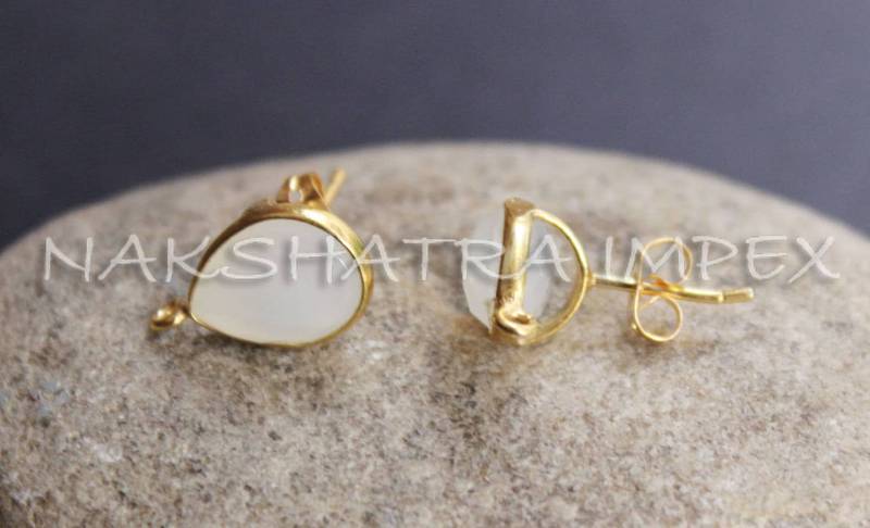 Weiße Chalcedon 9x12mm Birne Facettiert 925 Sterlingsilber Gold Plattiert Glatte Oberfläche Ohrstecker Mit Schleife von NAKSHATRAIMPEX