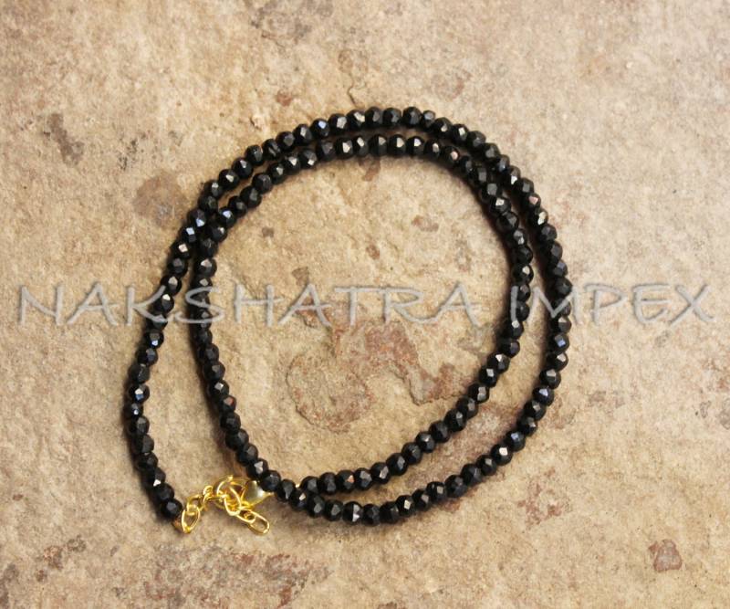 Wunderschöner Schwarzer Spinell 3-4mm Roundel Facettierte Perlen 15, 5 Zoll Vergoldete Halskette von NAKSHATRAIMPEX