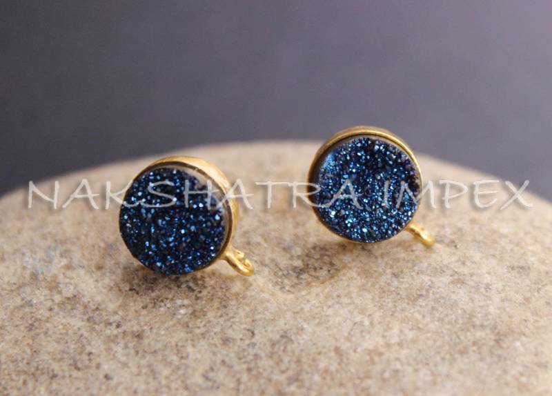Zum Verkauf| Natürlicher Druzy Achat Blau Farbe Beschichtet Rund Cabochon 925 Sterling Silber Ohrstecker Mit Schleifen, Regenbogen Titan Aura Tops von NAKSHATRAIMPEX
