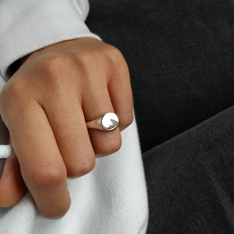 Runder Siegelring Oder Kleiner Fingerring, Benutzerdefinierter Goldring, 9K 14K 18K Gold Gravierbarer Ring, Monogramm-Siegelband, Jeder Buchstabe von NAKianJewelry