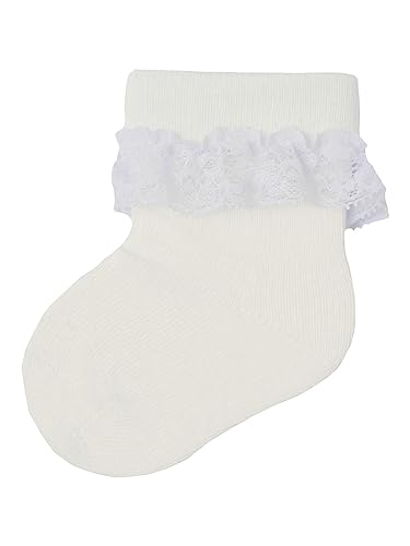 NAME IT festliche Babysocken in weiß mit Rüschchen nbfOPAGNA (62/68, Weiß) von NAME IT