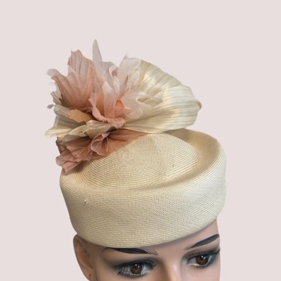Fascinator Aus Sisal Fascinator Aus Sisal von NAMICOHatdesign