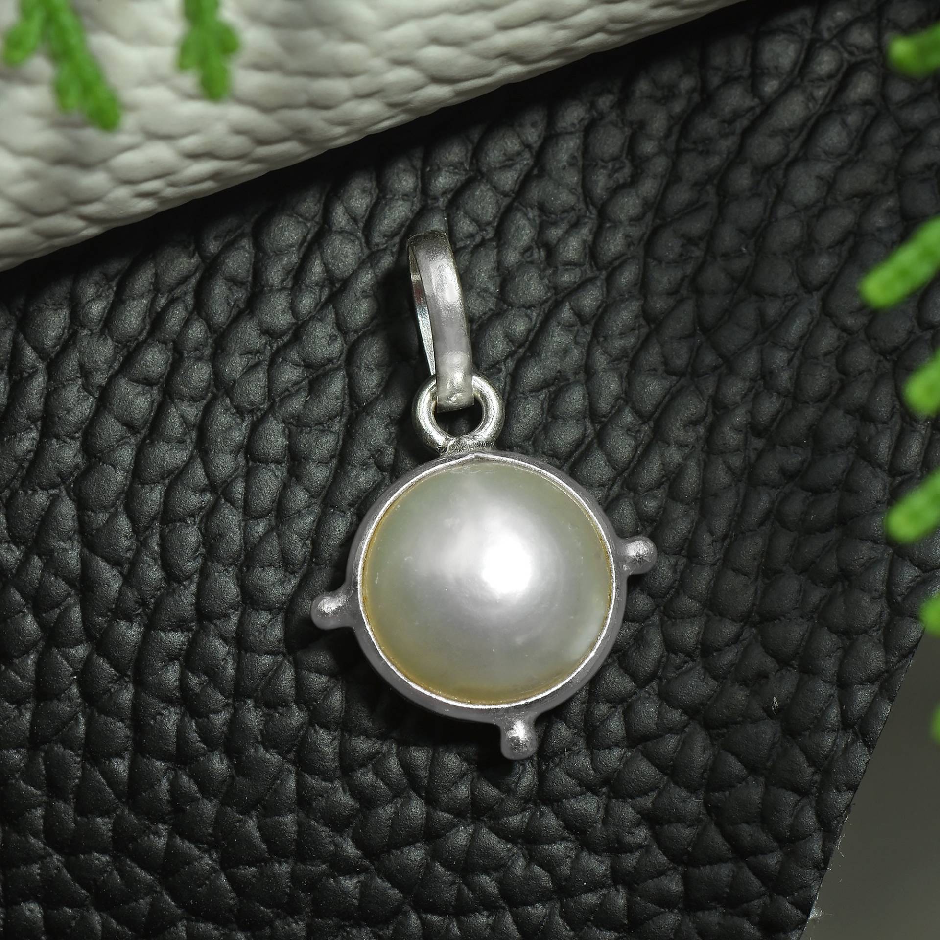 Natural Fresh Water Pearl, Boho Silver Pendant, Round Cabochon Pendant, 925-sterling Solid Pendant For Girls Gift Her Natural Fresh Water Pearl, Boho Silver Pendant, Round Cabochon Pendant, 925-sterling Solid Pendant For Girls Gift Her von NAMOSILVERCREATION