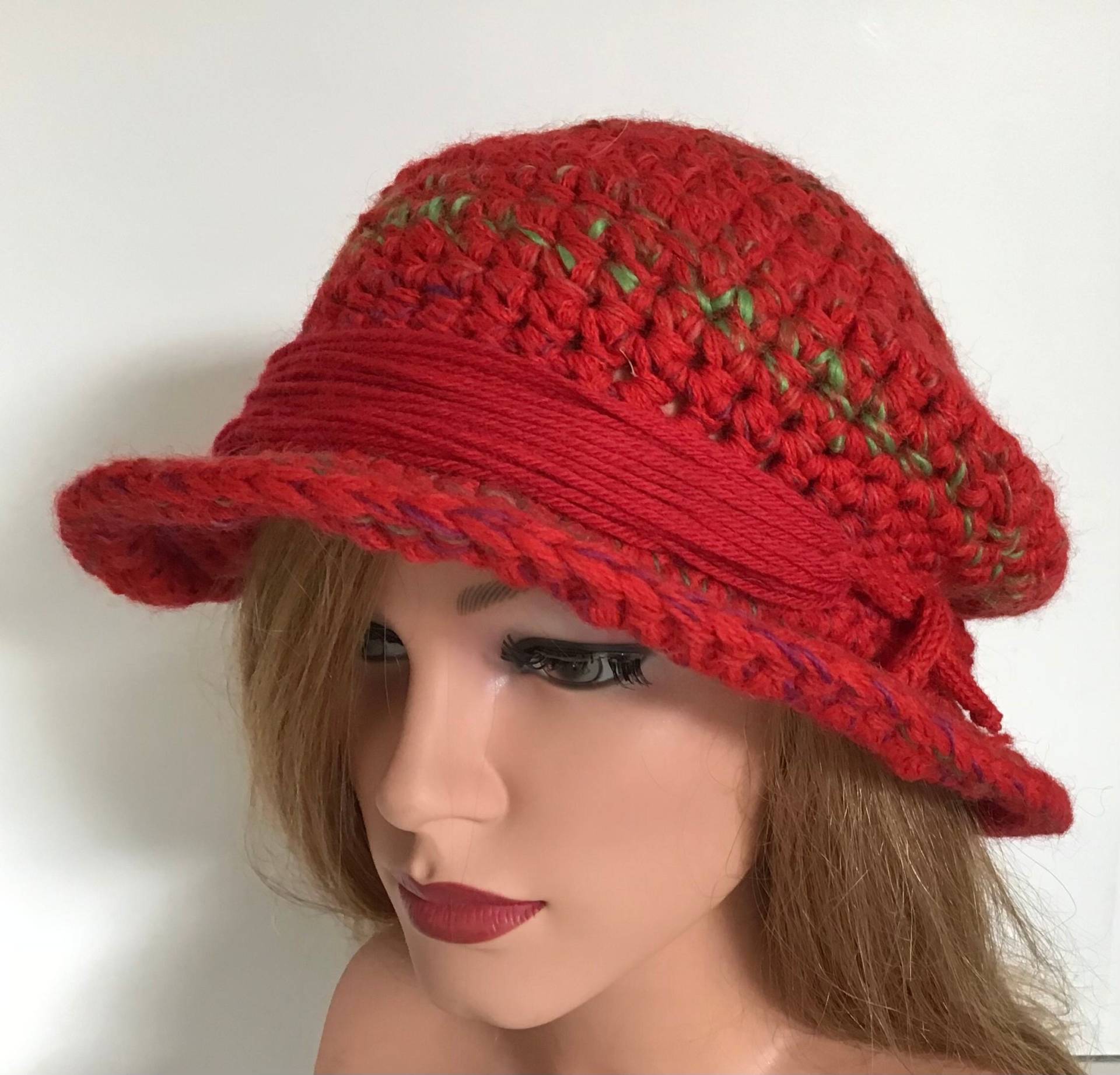 Warme , Flauschige Wintermütze Für Damen, Handmade Und Unikat Warme , Flauschige Wintermütze Für Damen, Handmade Und Unikat von NANAIAN