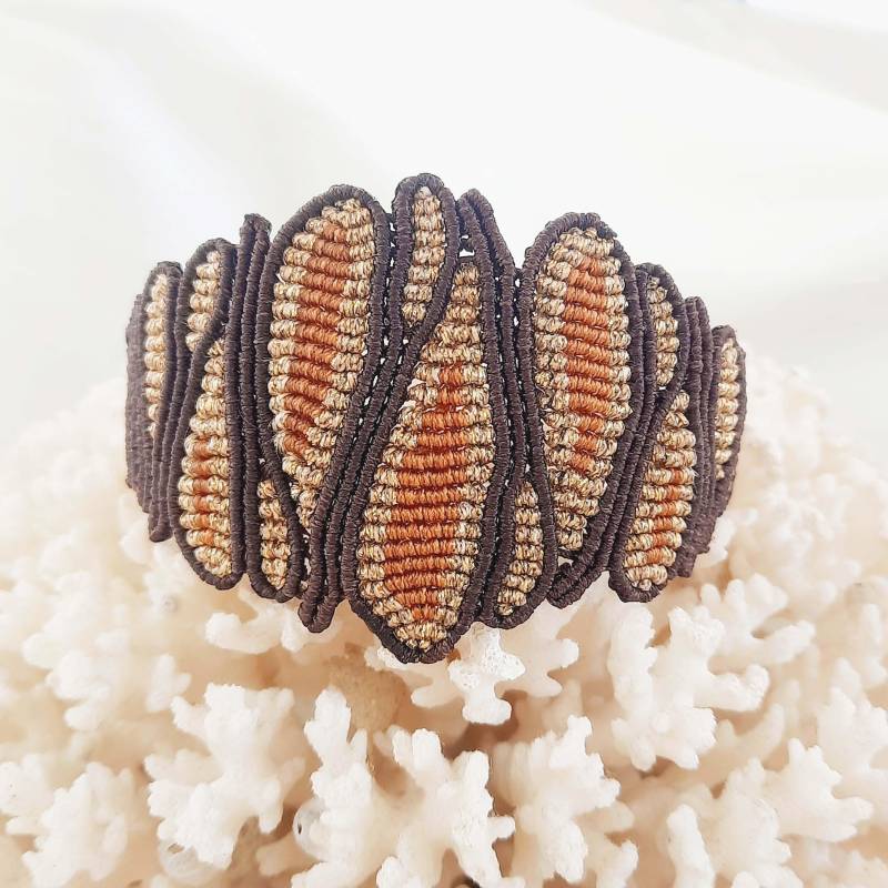 Coral Makramee Manschette Armband-Gold Detail-Wasserdicht Fibre Art von NANAKOSMIDI