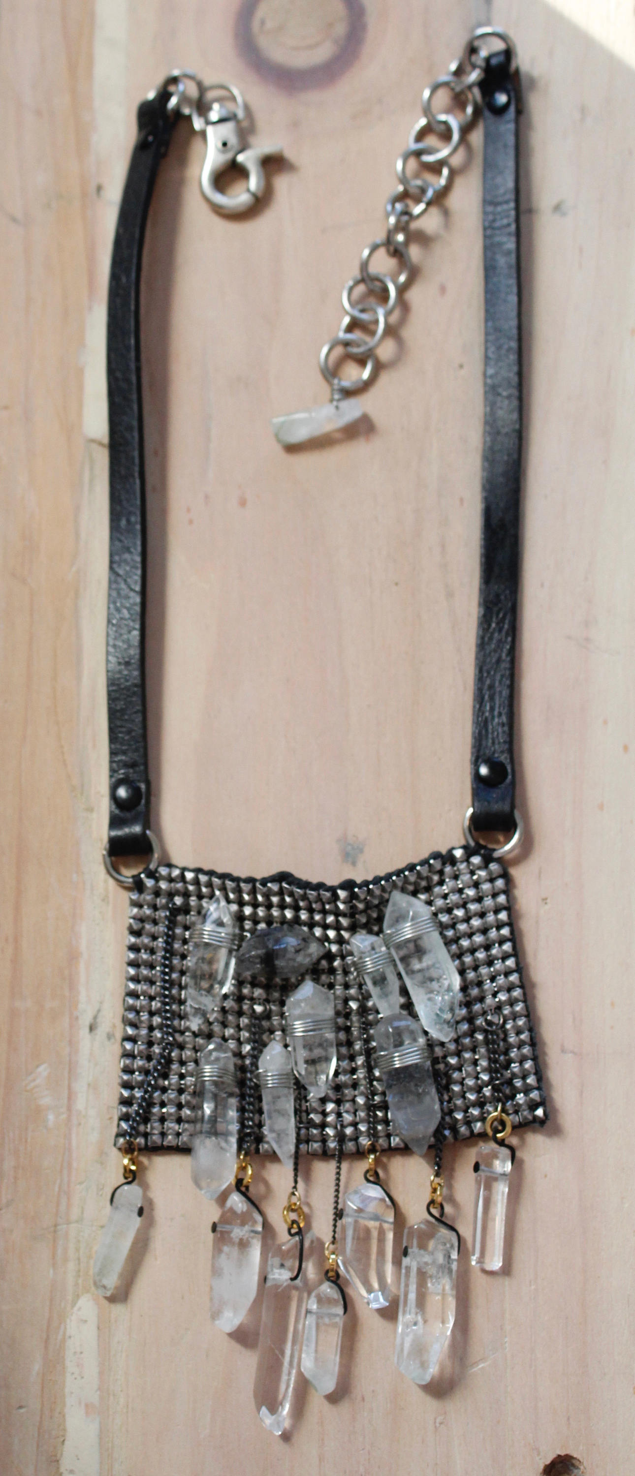 Leder, Kristall Und Mesh-Halskette Leder, Kristall Und Mesh-Halskette von NANAQACCESORIES