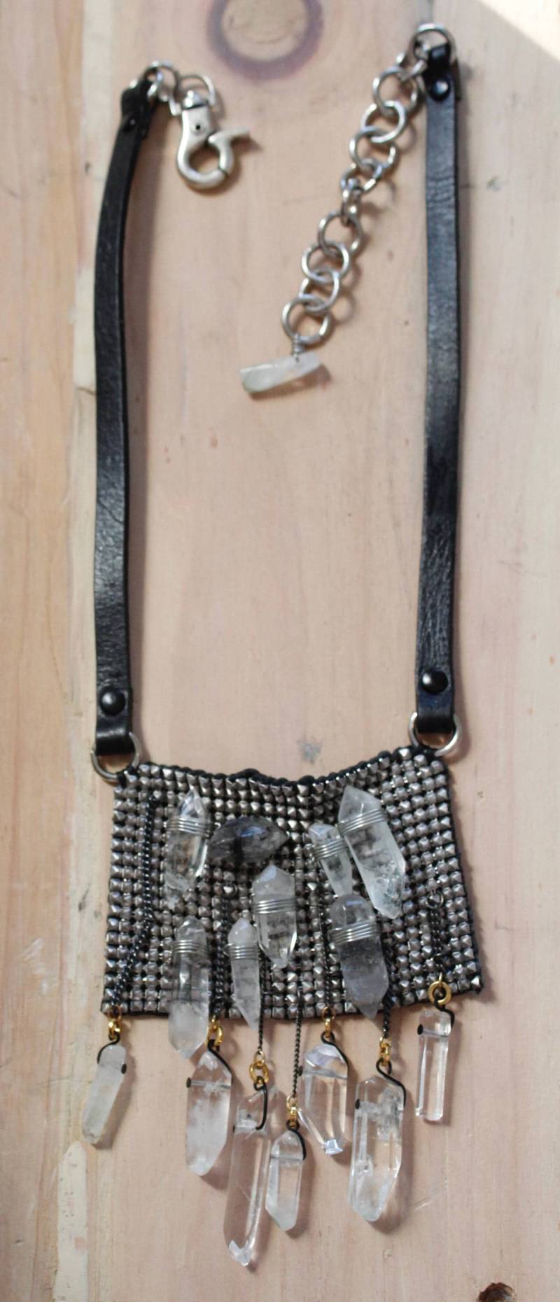 Leder, Kristall Und Mesh-Halskette Leder, Kristall Und Mesh-Halskette von NANAQACCESORIES