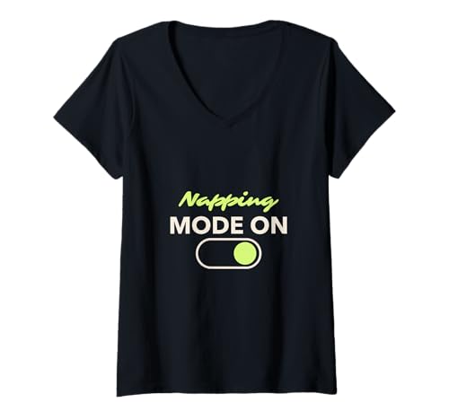 Damen NICKERCHENMODUS AKTIVIERT | NAP Lovers T-Shirt mit V-Ausschnitt Damen NICKERCHENMODUS AKTIVIERT | NAP Lovers T-Shirt mit V-Ausschnitt von NAPPING MODE ON SLEEP LOVERS NAP LOVERS FUN TEES