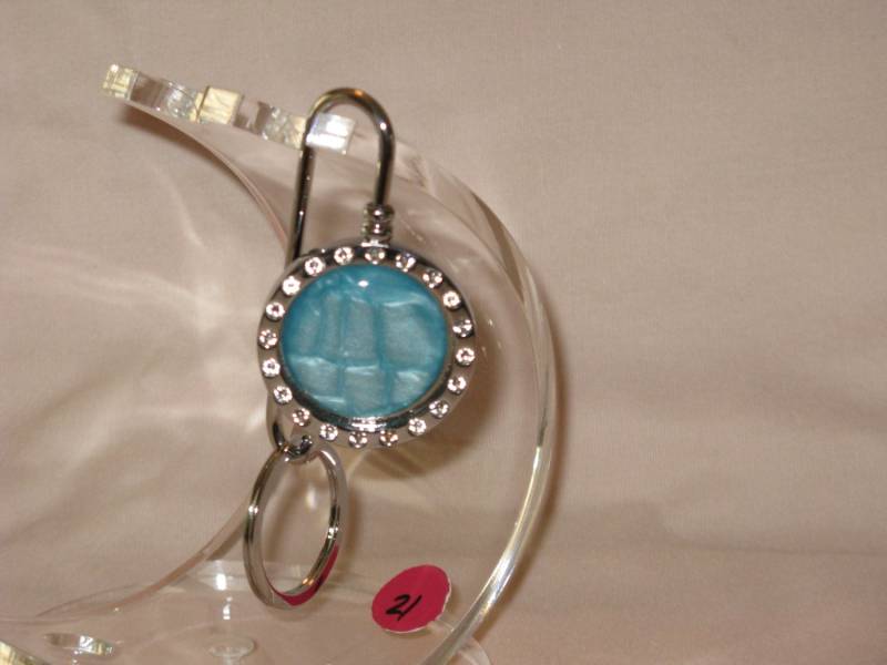 Crystal Key Keeper | Hellblaue Acryleinlage Crystal Key Keeper | Hellblaue Acryleinlage von NATNICARTISANS