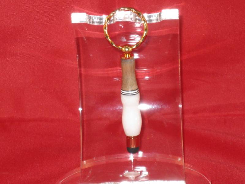 Handgemachte Stylus-Schlüsselkette | Laminiertes Weißes Corian, Wendge, Und Schwarzes Plektrum Mit 24Kt Gold-Finish Handgemachte Stylus-Schlüsselkette | Laminiertes Weißes Corian, Wendge, Und Schwarzes Plektrum Mit 24Kt Gold-Finish von NATNICARTISANS