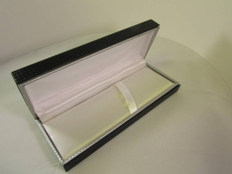 Kohle Stiftbox. Zweifarbiges Karbonfaser-Mustermaterial | Passend Für Stifte Bis Zu 3/4 "Durchmesser Kohle Stiftbox. Zweifarbiges Karbonfaser-Mustermaterial | Passend Für Stifte Bis Zu 3/4 "Durchmesser von NATNICARTISANS