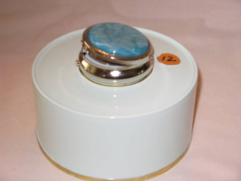 Mini Pillendose Mit 3 Abschnitten | Hellblaues Acryl Inlay Zinn Finish Mini Pillendose Mit 3 Abschnitten | Hellblaues Acryl Inlay Zinn Finish von NATNICARTISANS