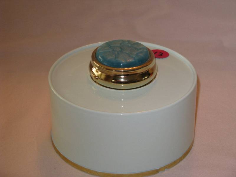 Mini Pillendose Mit 3 Abschnitten | Hellblaues Acryl InlayGold Finish Mini Pillendose Mit 3 Abschnitten | Hellblaues Acryl InlayGold Finish von NATNICARTISANS