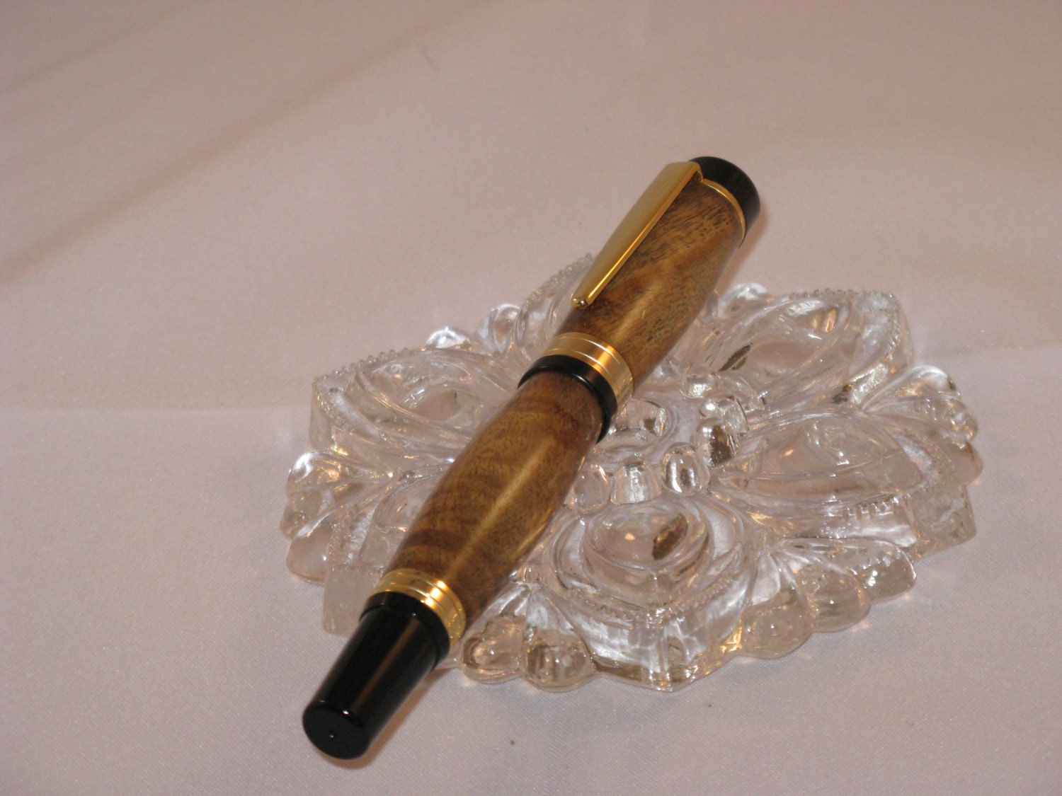Roller Ball Pen Titan Mit Gemustertem Catalpa Burl Und Einem 10Kt Goldfinish | Enthält Eine Stiftbox - Handgefertigt Von Natnic Artisans Roller Ball Pen Titan Mit Gemustertem Catalpa Burl Und Einem 10Kt Goldfinish | Enthält Eine Stiftbox - Handgefertigt Von Natnic Artisans von NATNICARTISANS