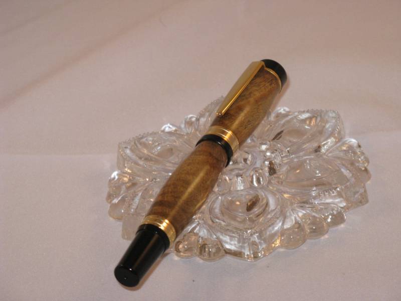 Roller Ball Pen Titan Mit Gemustertem Catalpa Burl Und Einem 10Kt Goldfinish | Enthält Eine Stiftbox - Handgefertigt Von Natnic Artisans Roller Ball Pen Titan Mit Gemustertem Catalpa Burl Und Einem 10Kt Goldfinish | Enthält Eine Stiftbox - Handgefertigt Von Natnic Artisans von NATNICARTISANS