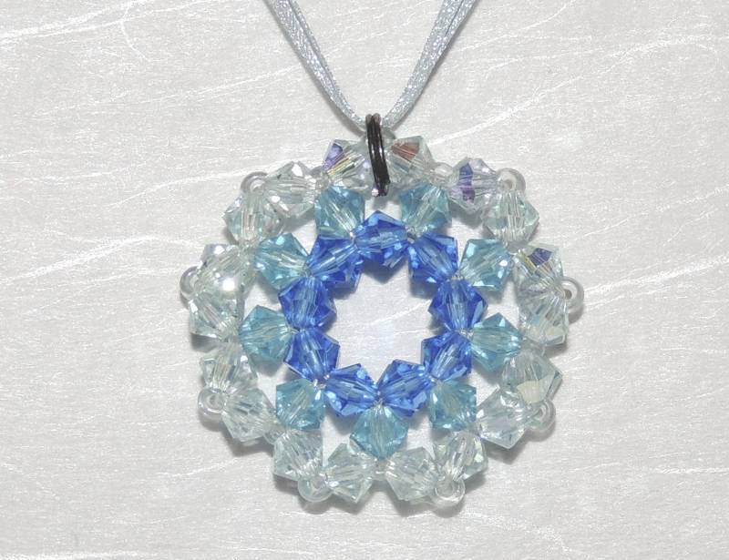 Handgefertigter Anhänger Mit Swarovski-Kristallen; Swarovski-Kristall-Kreis-Anhänger von NArtMade