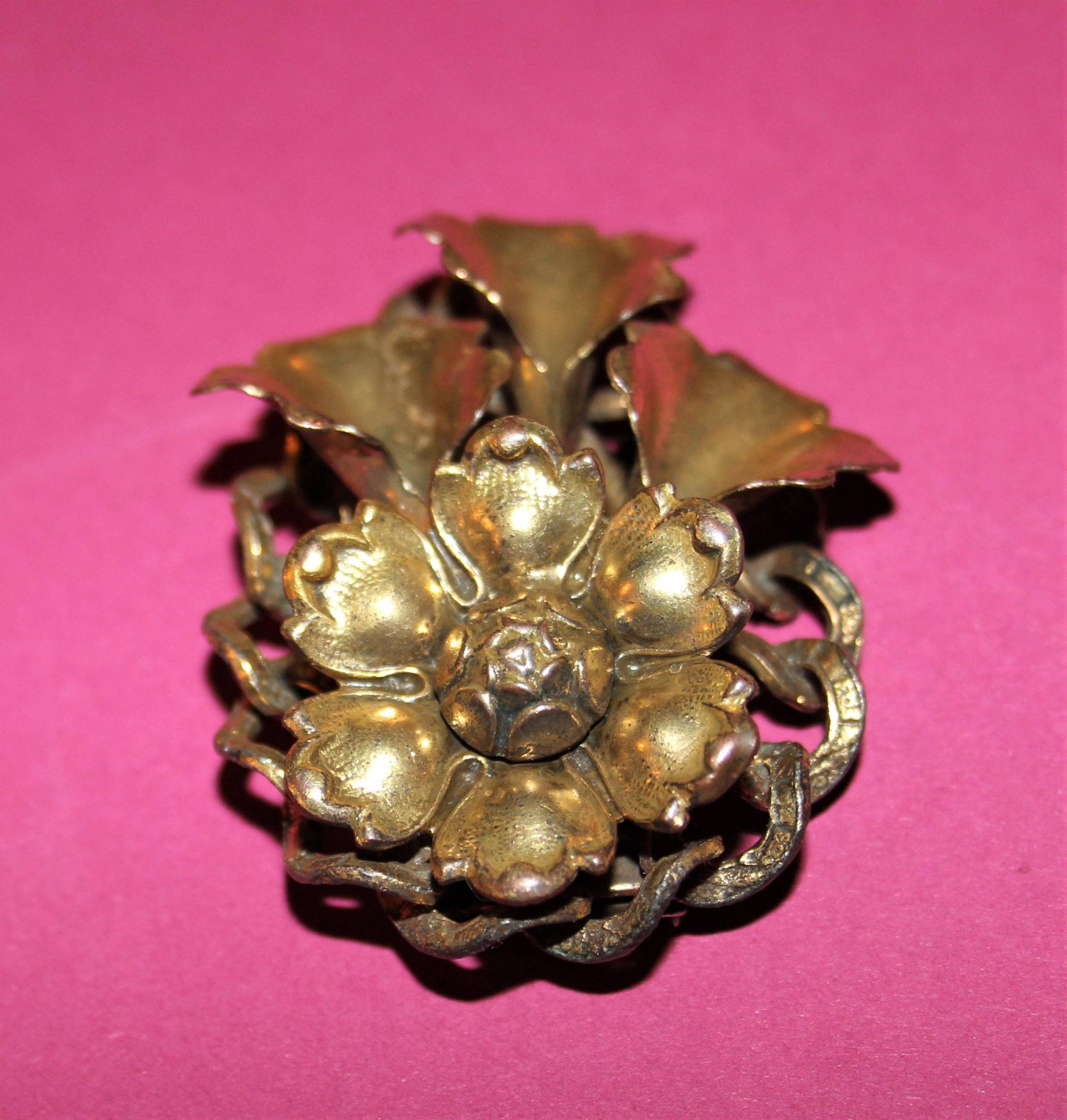 Antike Große Gold-Ton Blumenmuster Verzierten Kleid Clip /Schal Brosche von NAttic