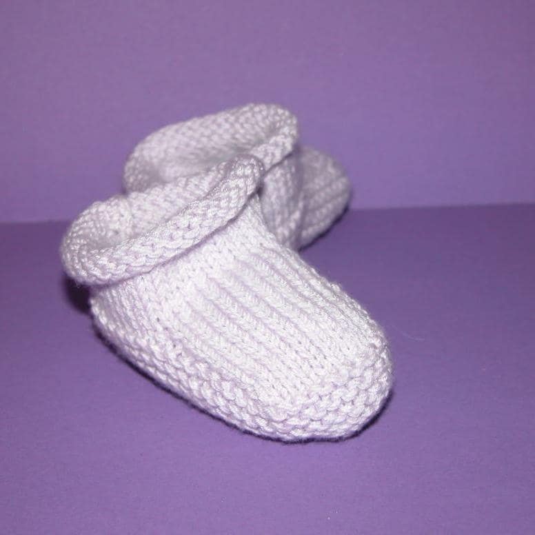 Babyschuhe Handgestrickt Aus Fliederfarbener Babywolle von NAttic