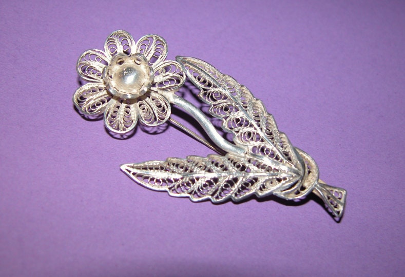 Charmante Antike Silberne Filigrane Blumen Brosche von NAttic