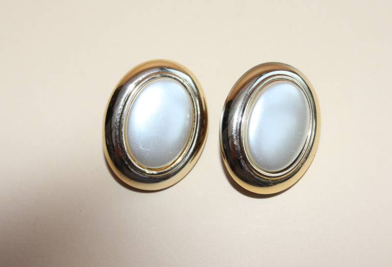 Elegante, Smart Vintage Große Clip Auf Schwarze Pearlized Und Gold Ton Finish Ohrringe von NAttic