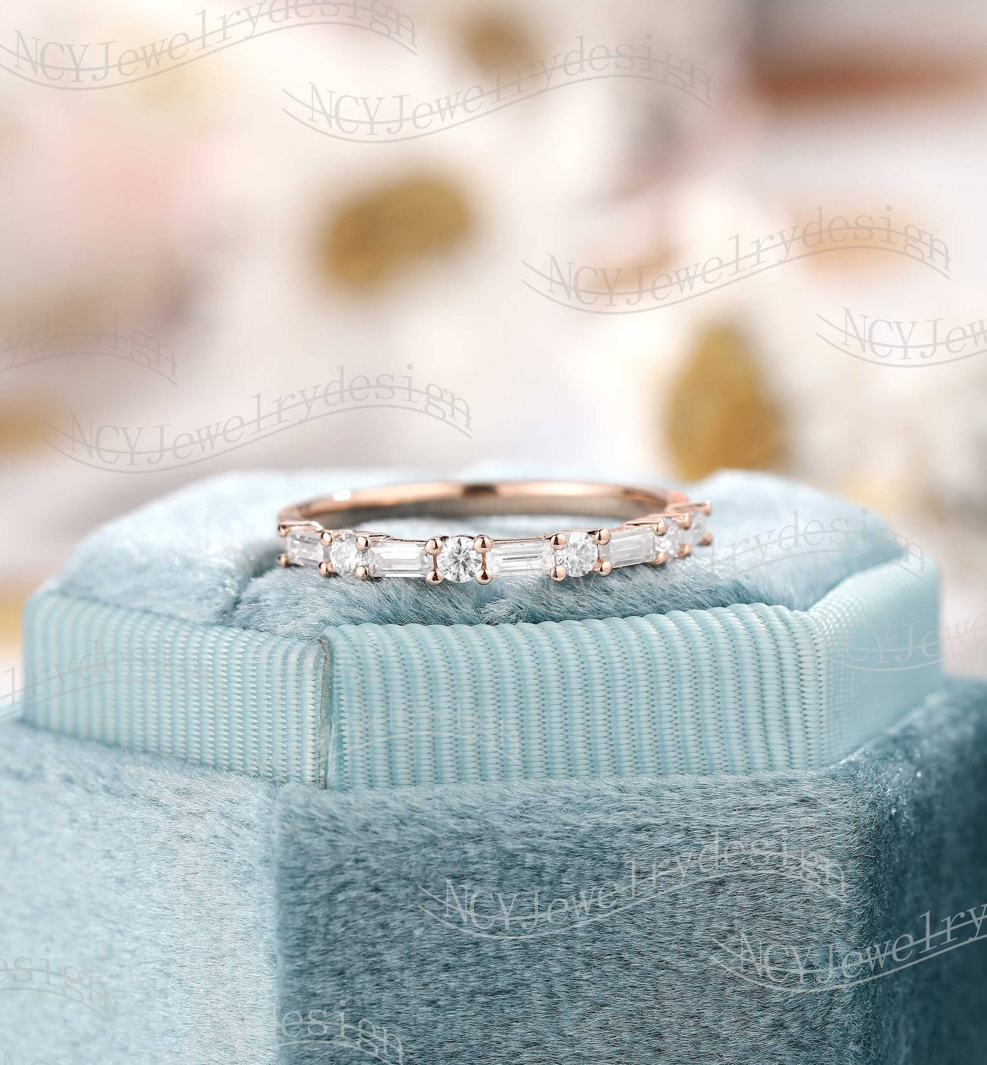 Baguette Moissanite Ehering, Zarter Ring, Ehering Stapelbar, Vintage Ring Rose Gold, Handgemachter Jubiläumsring von NCYJewelrydesign