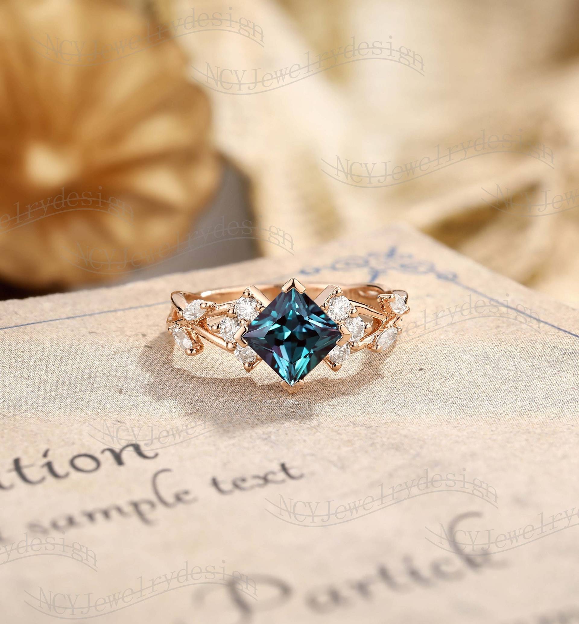 Einzigartiger Alexandrit Verlobungsring, Prinzessin Cut Ring, Art Deco Cluster Zierliche Moissanit Diamant Versprechen Ring von NCYJewelrydesign