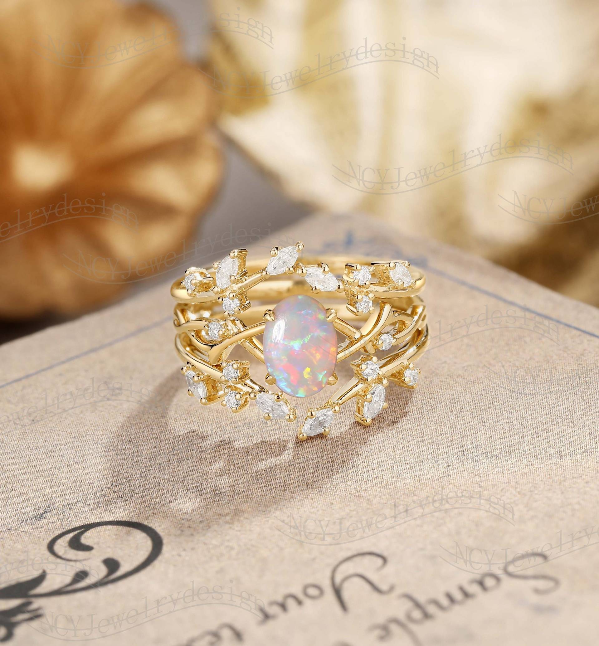 Einzigartiger Opal Verlobungsring Set, Natürlicher Ring, Ast Moissanit Zweig Blätter Vine Wrap Double Wedding Band von NCYJewelrydesign