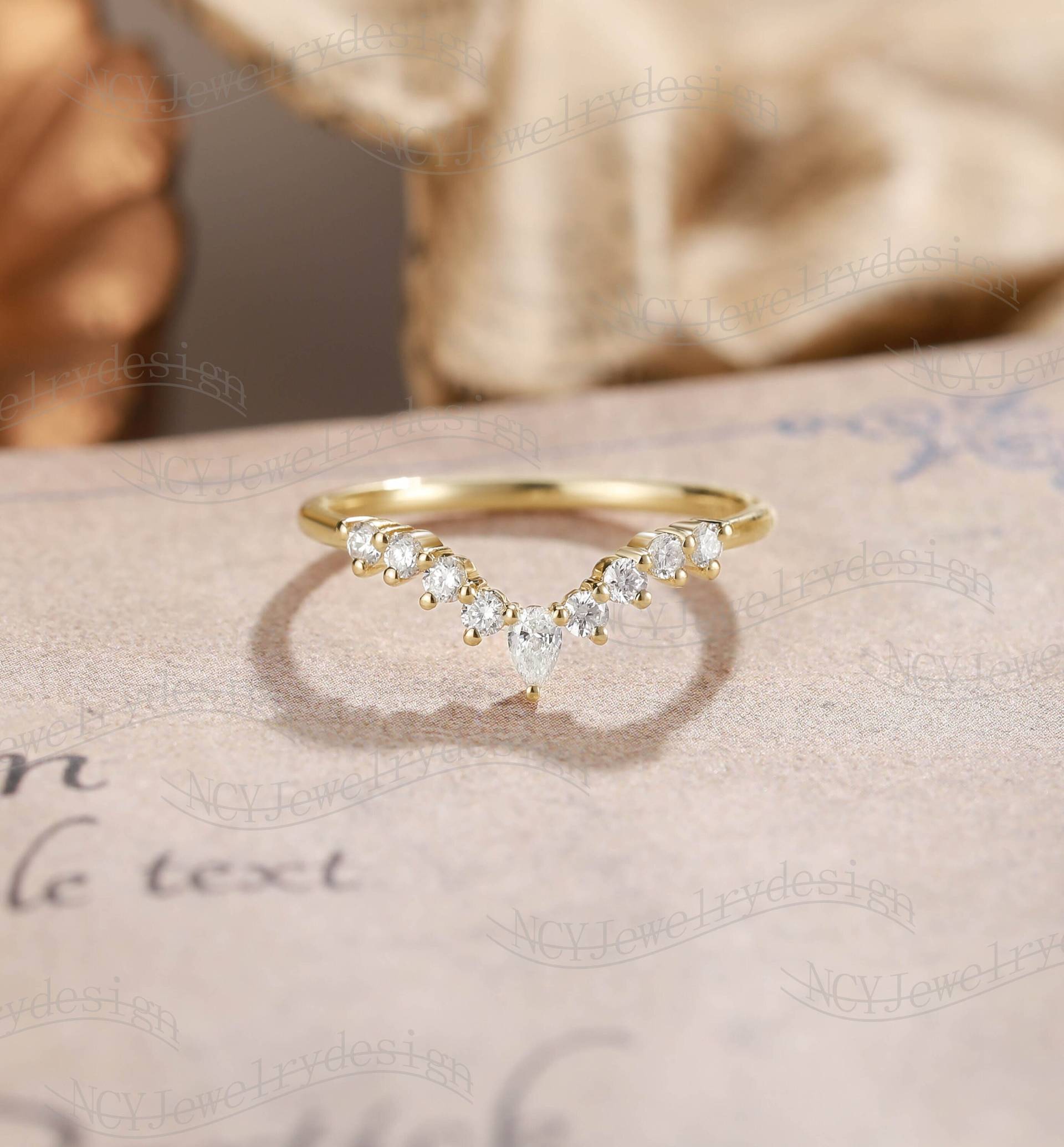 Geschwungener Moissanite Ehering, Biene Ring, Zarter Gelbgold Stapelring, Runder Ring von NCYJewelrydesign