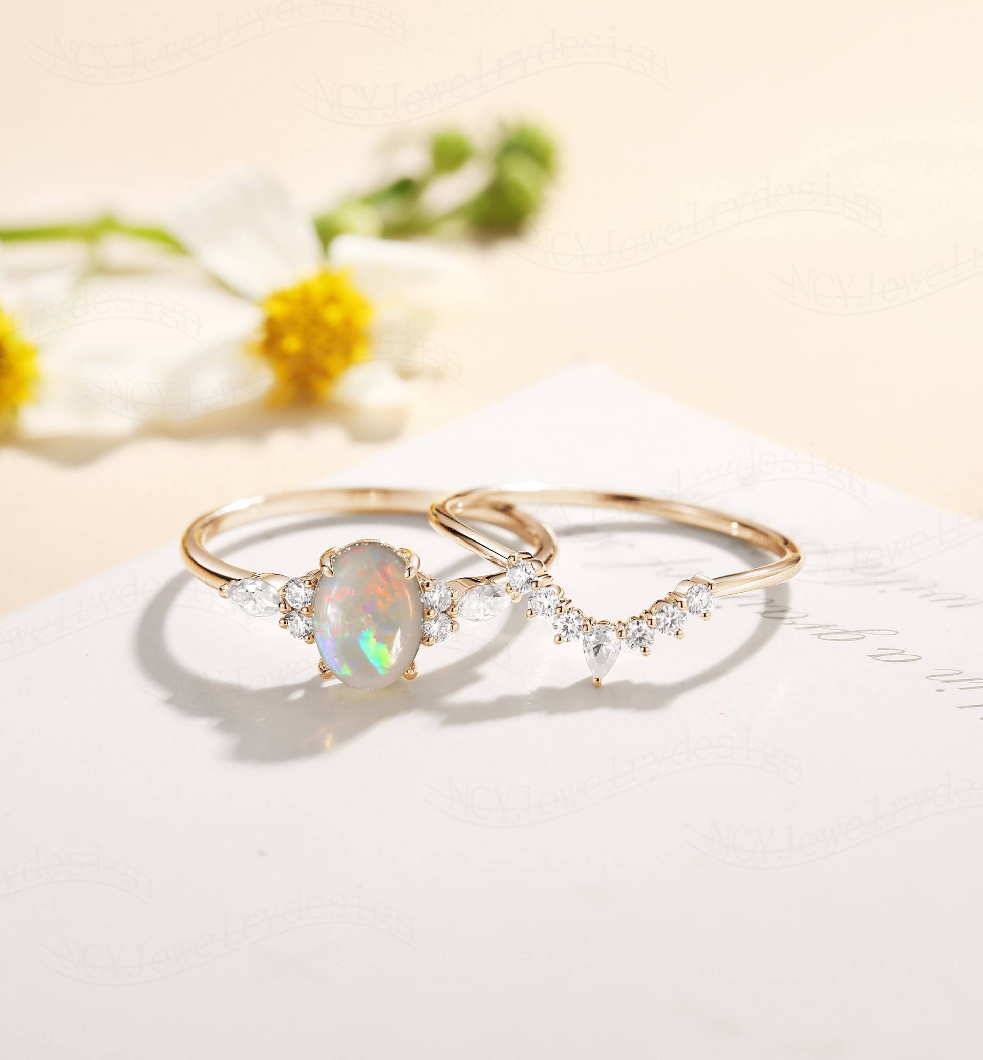 Oval Opal Verlobungsring Set, Vintage Ring, Kronenring Roségold, Geschwungener Diamantring, Passender Zarter Diamantring von NCYJewelrydesign