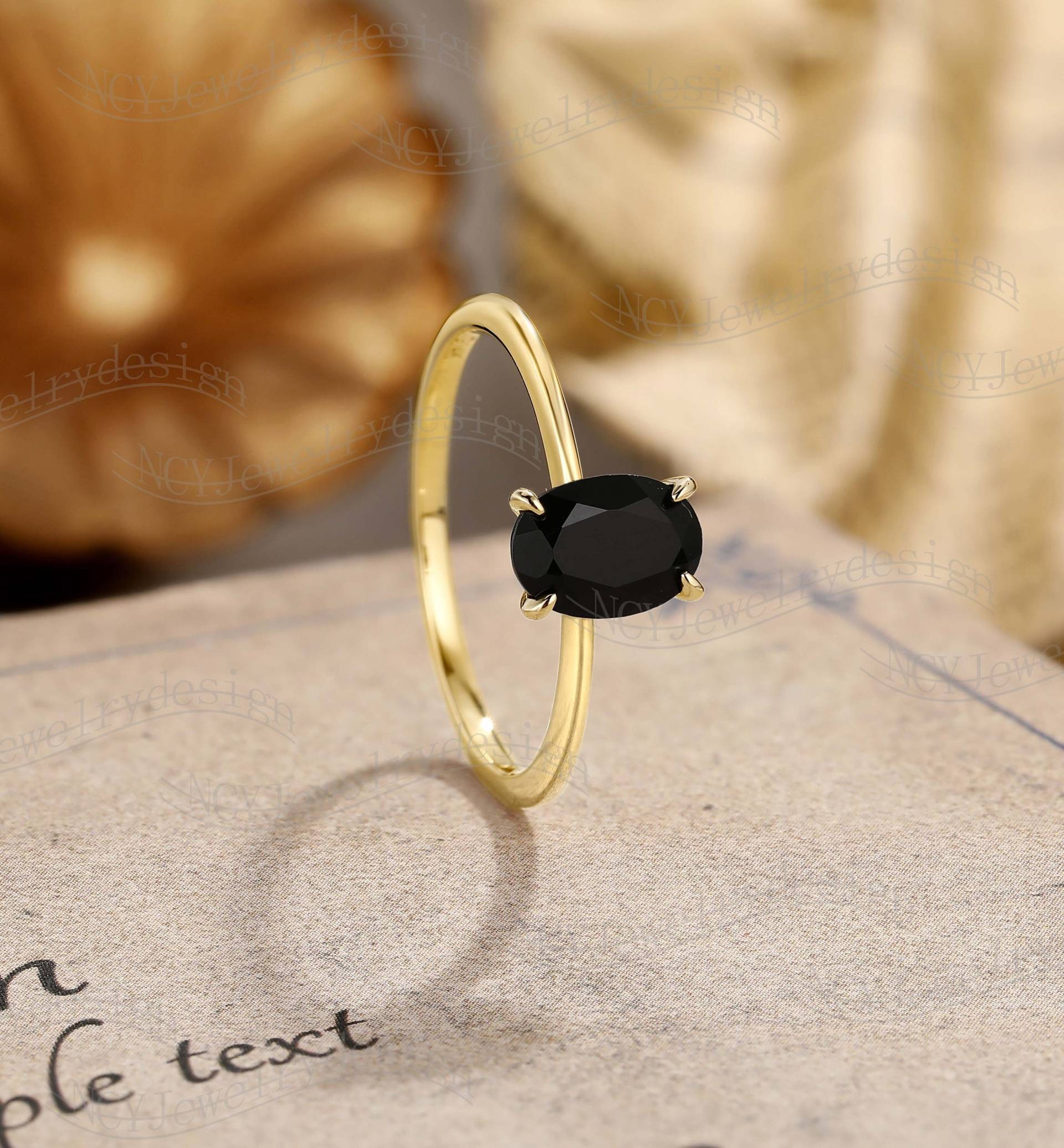 Ovaler Schwarzer Onyx Verlobungsring, Gelbgold Ring, Solitär Ehering von NCYJewelrydesign