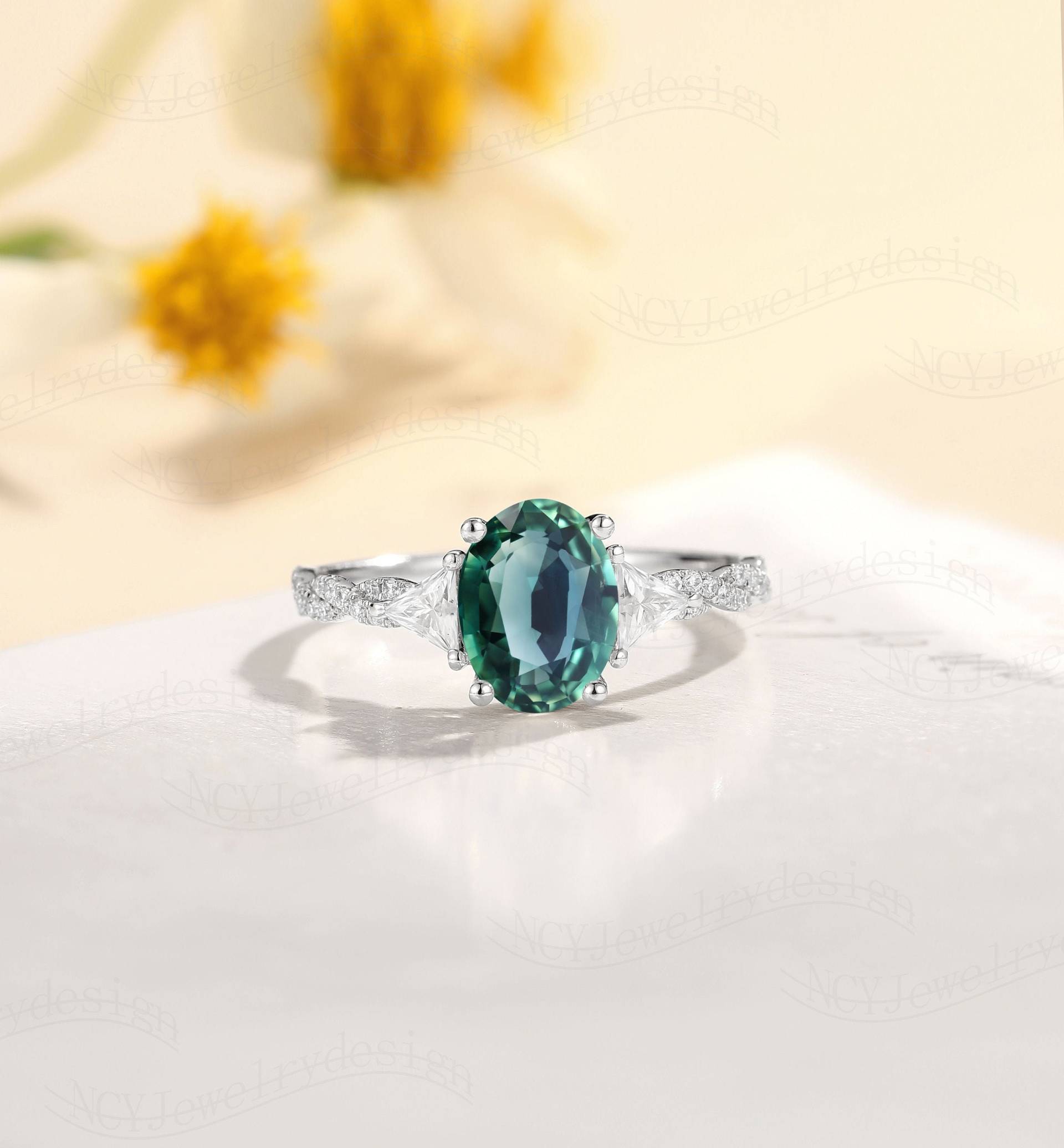 Ovaler Teal Saphir Verlobungsring, Verlobungsring Blau Grün, Dreieck Moissanit Ring, September Geburtsstein Ring Weiß Gold von NCYJewelrydesign