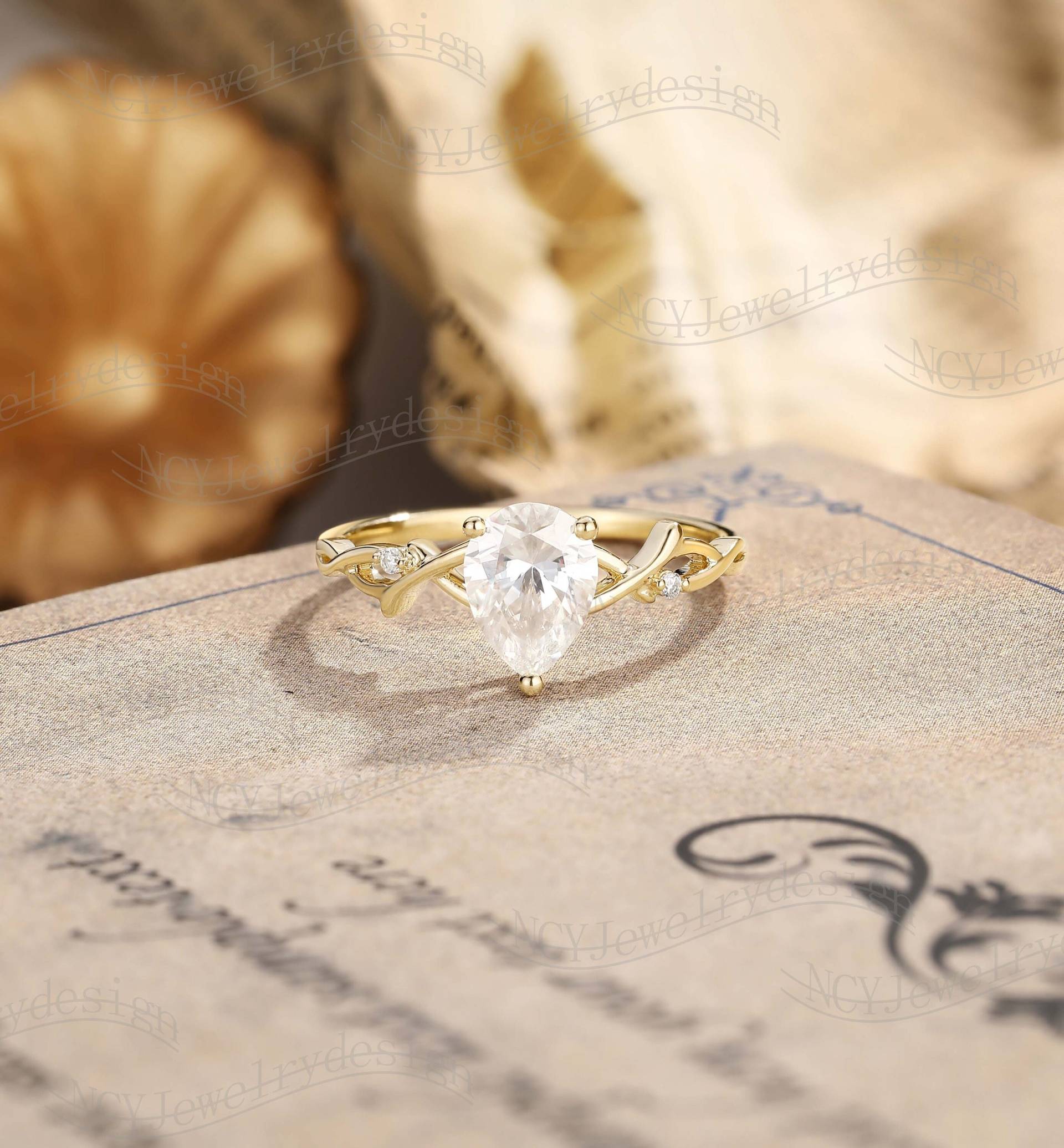 Pear Moissanit Verlobungsring, Ast Ring Gelbgold, Gedrehter Ring, Vintage Vine Natur Inspiriert Pear Moissanit Verlobungsring, Ast Ring Gelbgold, Gedrehter Ring, Vintage Vine Natur Inspiriert von NCYJewelrydesign