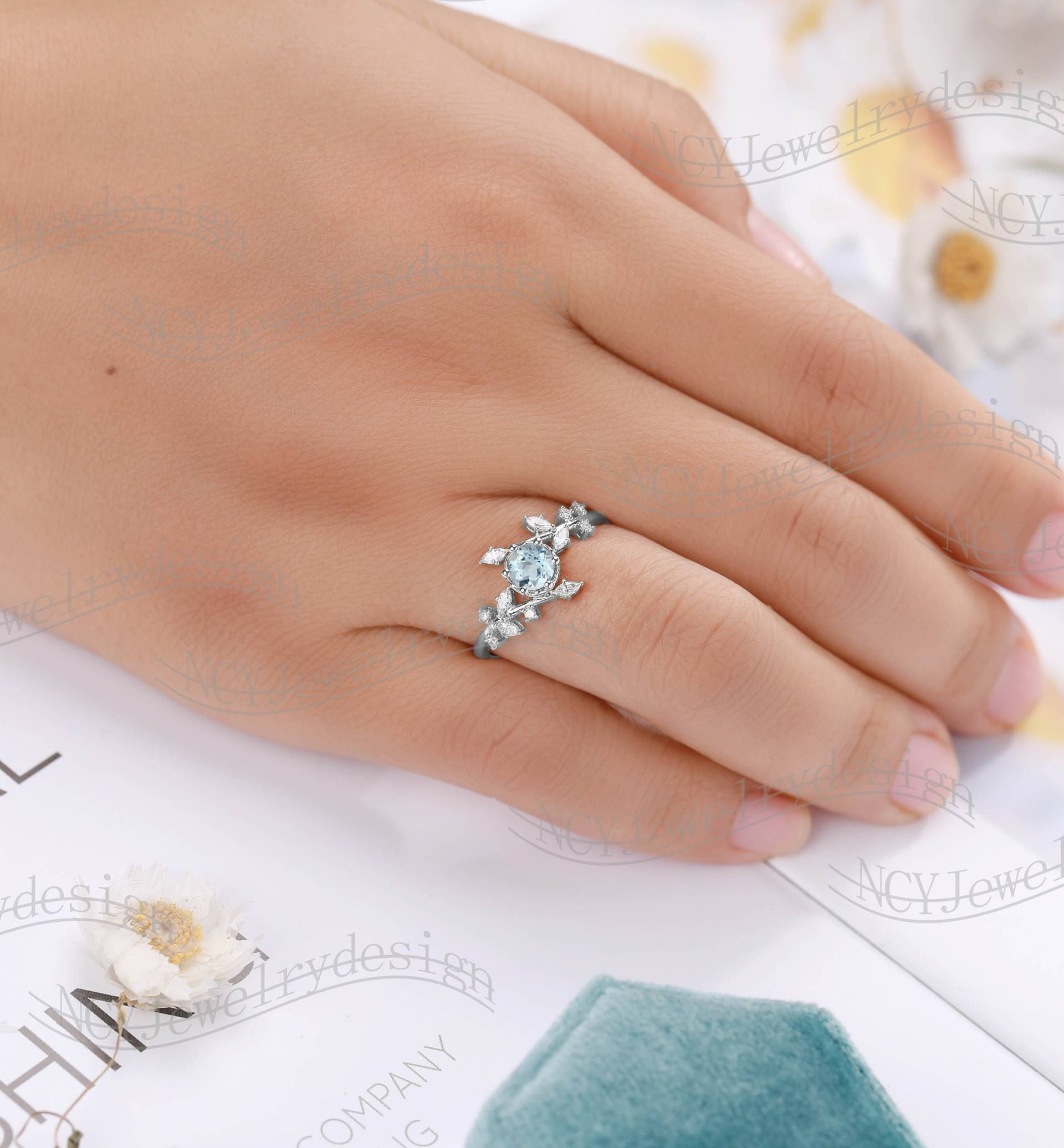 Runder Aquamarin Verlobungsring, Blatt Moissanit Ring, Massives Weißgold Zarte Diamant Wickelring, Zweig Ring von NCYJewelrydesign