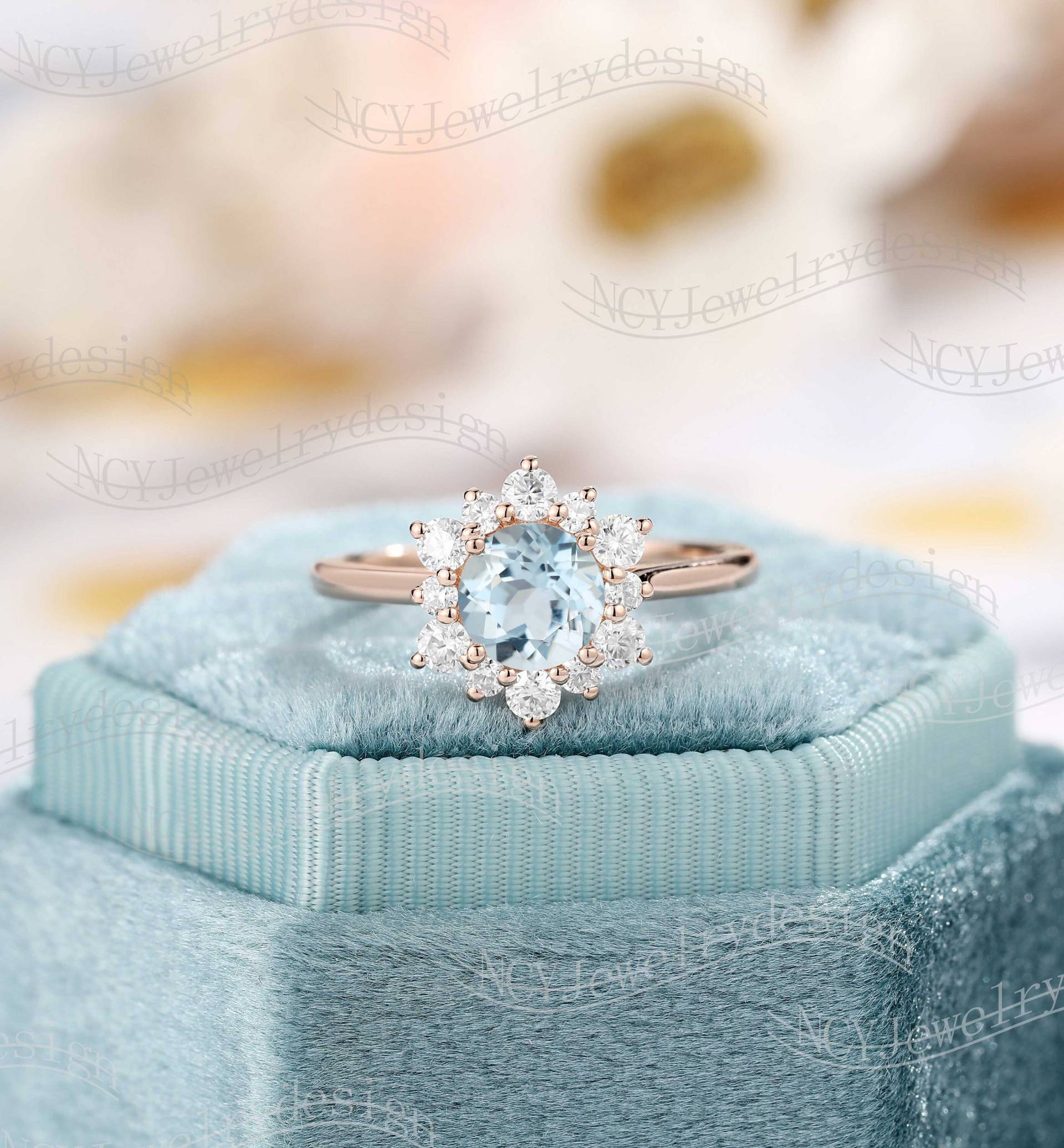 Runder Aquamarin Verlobungsring, Vintage Ring, Halo Moissanite Starburst Massiver Rose Gold Zarter Diamant Ring von NCYJewelrydesign