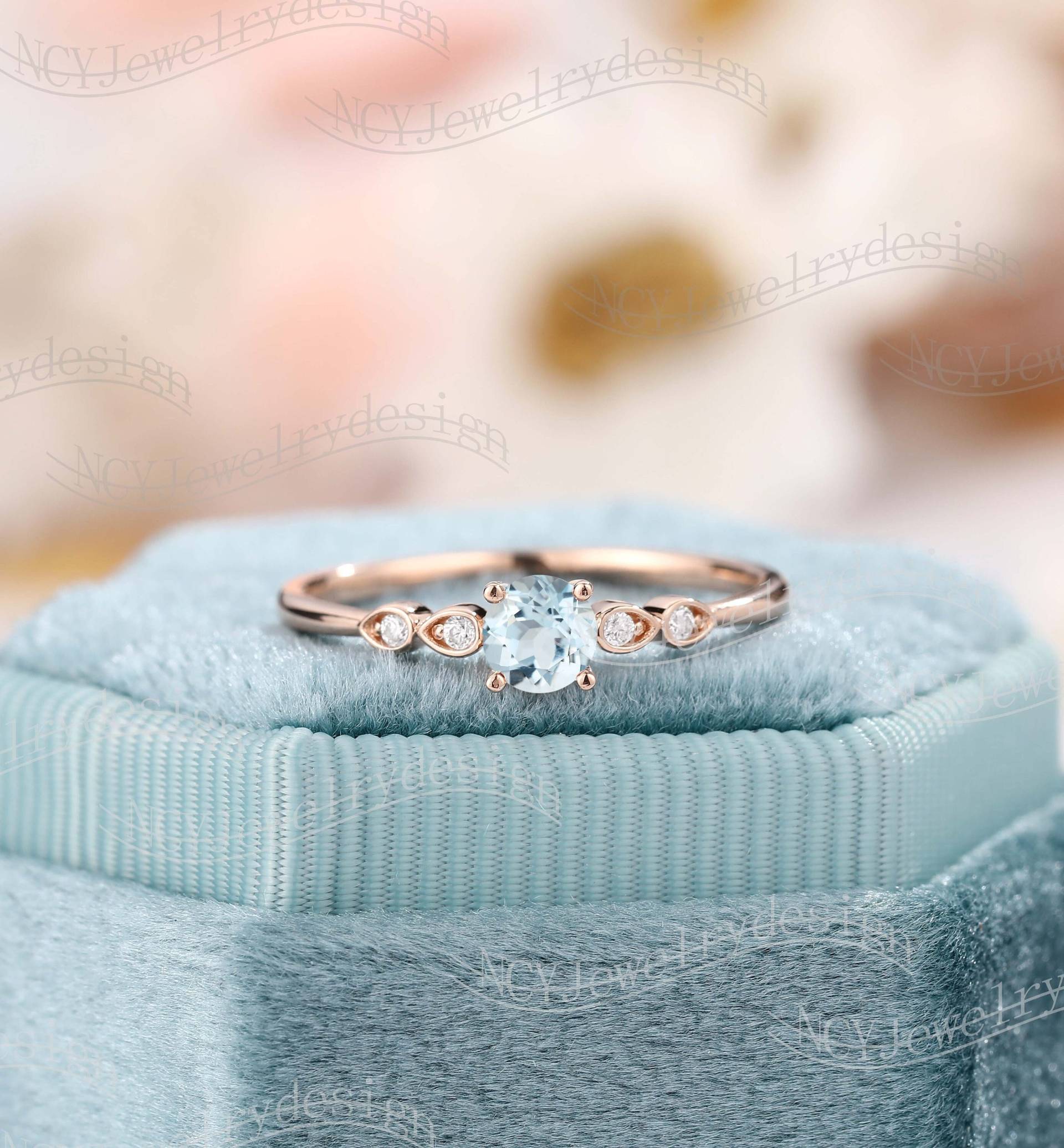 Runder Aquamarinring Verlobungsring, Zierlicher Aquamarinring, Birnenring, Roségoldring, Jubiläumsring, Kleiner Steinring von NCYJewelrydesign