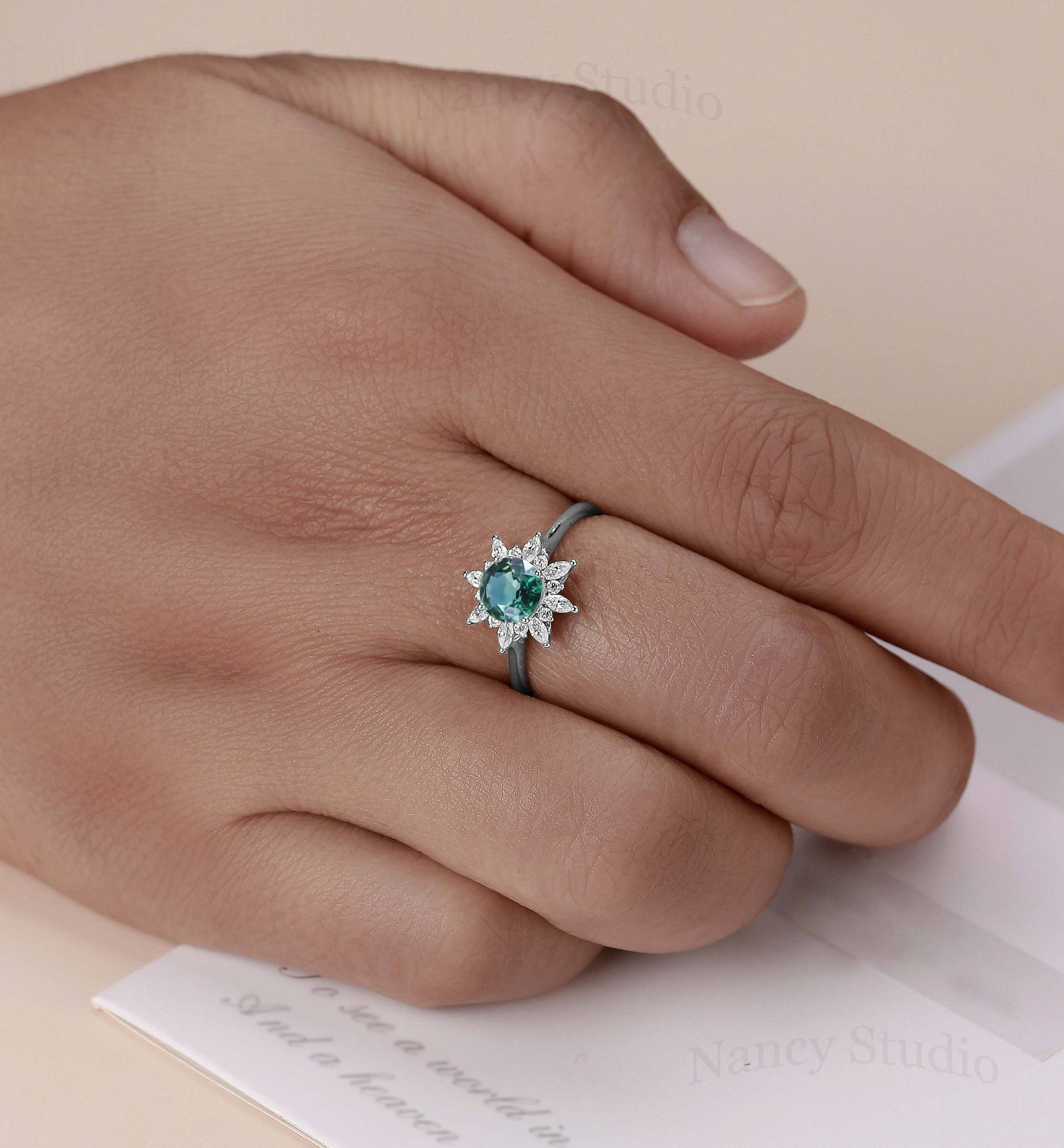 Schneeflocke Blau Grüner Saphir Verlobungsring, Runder Teal Ring, Blume Grün Halo Moissanit Ring Weißgold von NCYJewelrydesign