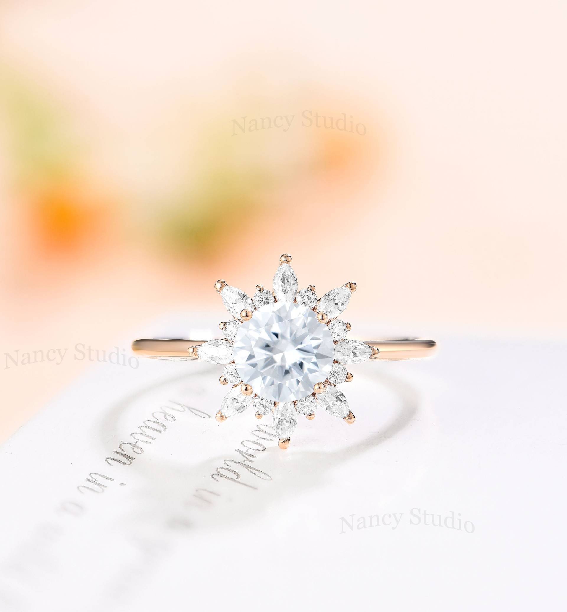 Schneeflocke Moissanite Verlobungsring, Runder Ring, Halo Starburst Ring Rose Gold, Cluster Diamant Art Deco von NCYJewelrydesign