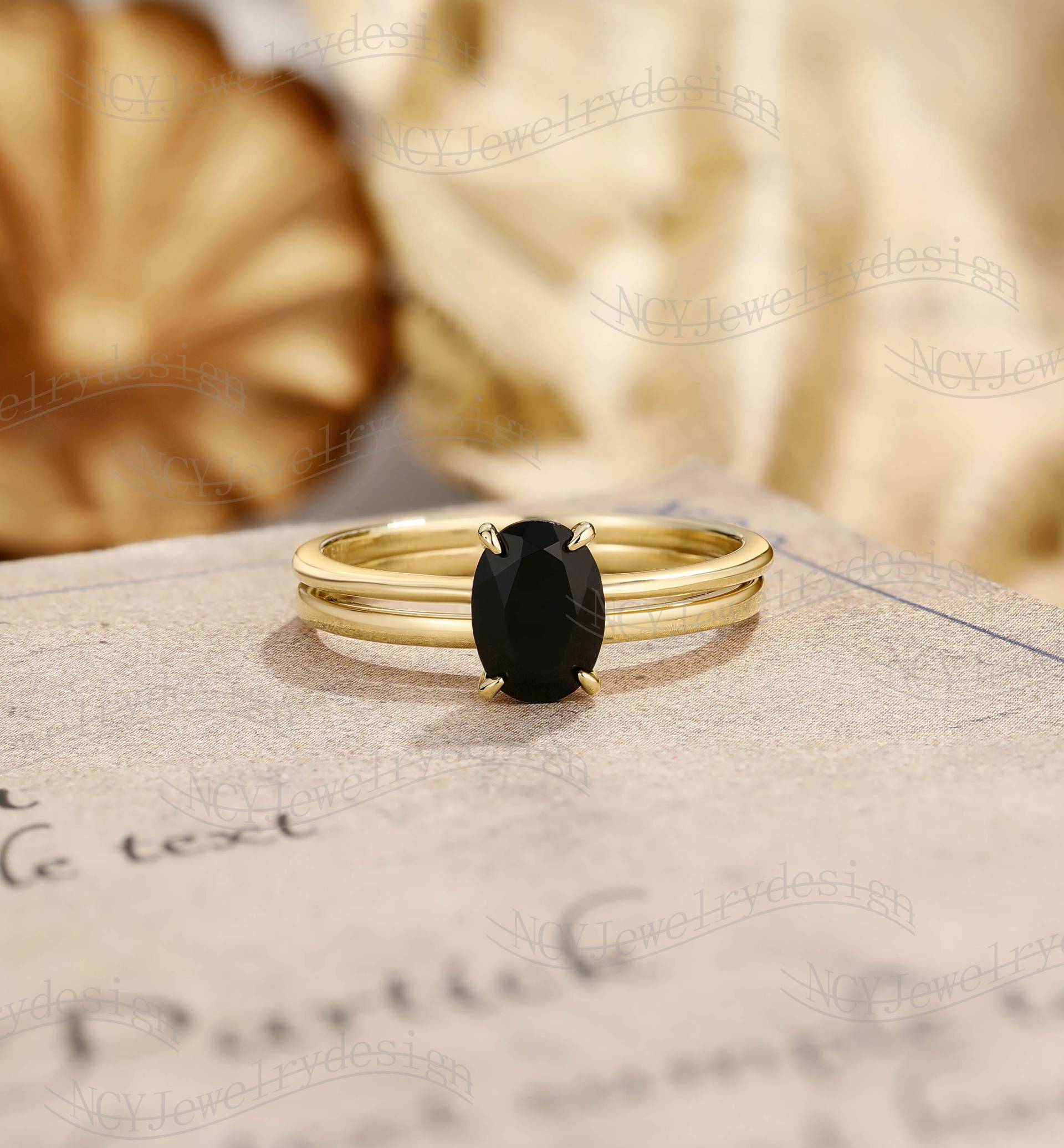 Schwarzer Onyx Oval Verlobungsring Set, Solitär Ring, Schlichter Schlichtes Gold Ehering, Gelbgold Ring von NCYJewelrydesign