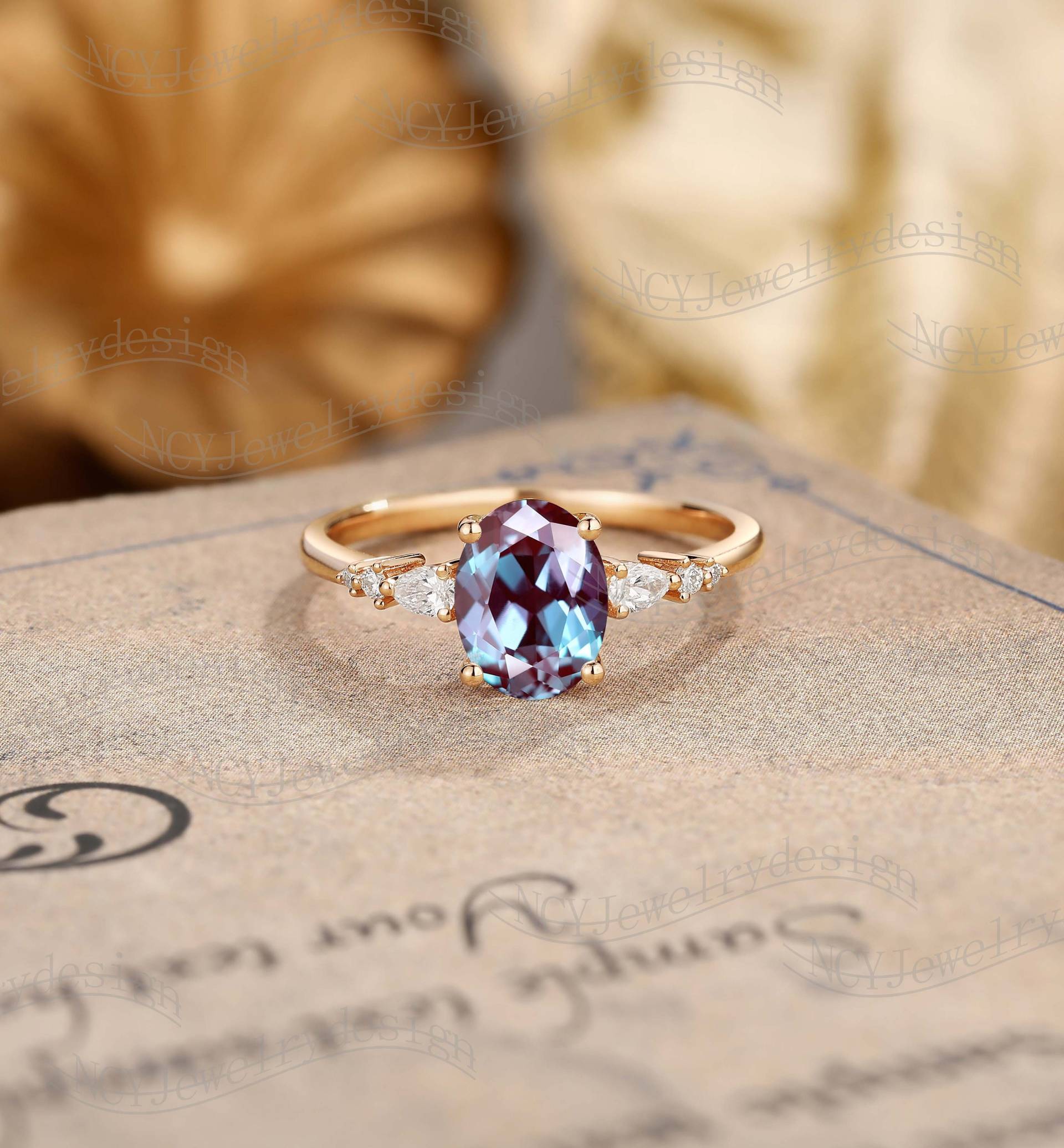 Vintage Alexandrit Verlobungsring, Oval Ring, Massiver Rosegold Zarter Moissanit Zierlicher Diamant Ring von NCYJewelrydesign