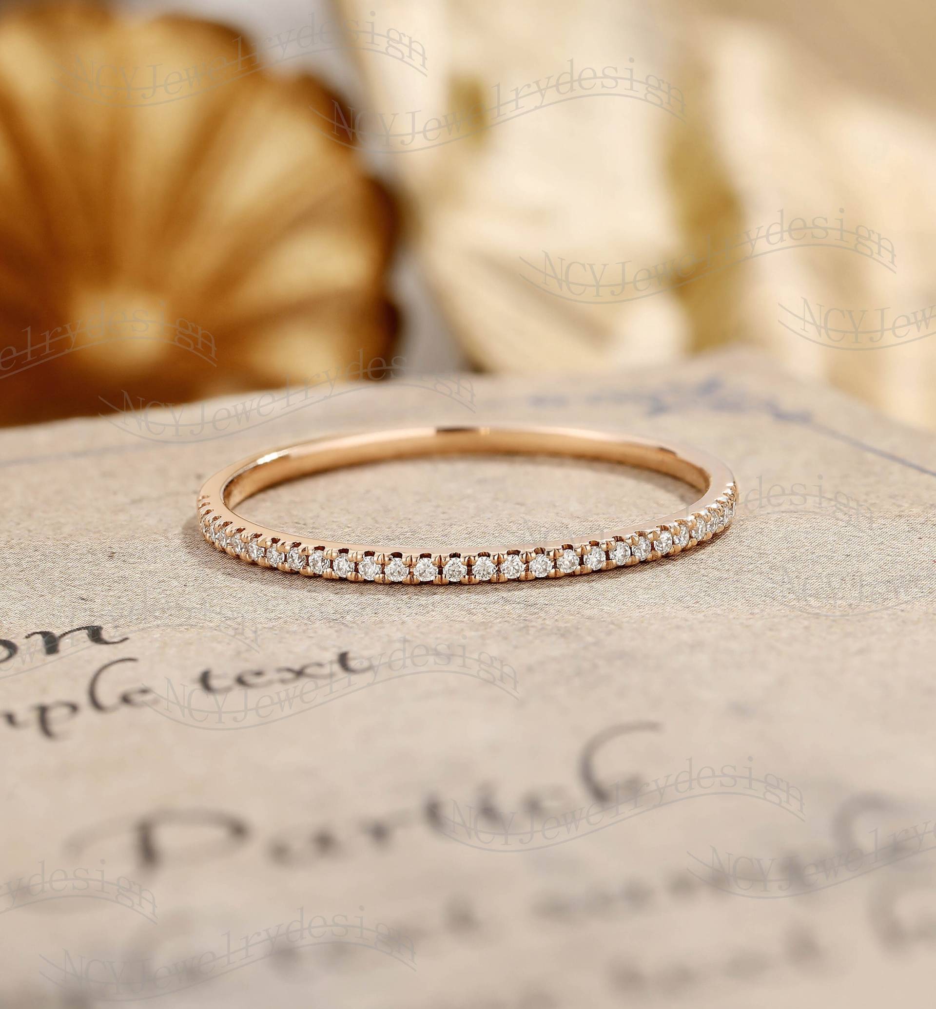 Zierliche Moissanit Eheringe, Zartes Band, Dünnes Hochzeitsband Rosegold, Vintage Stapelring, Passendes Band von NCYJewelrydesign